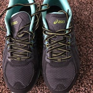 Women’s size 8 ASICS Gel Venture 6